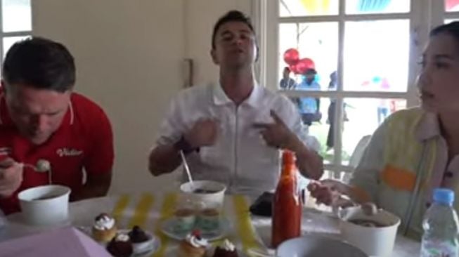 Owen makan bakso (YouTube/Rans Entertaiment)