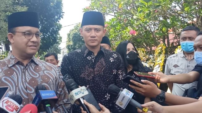 Anies Baswedan bersama Agus Harimurti Yudhoyono di rumah duka Hermanto Dardak, Duren Sawit, Jakarta Timur pada Sabtu (20/8/2022) [Suara.com/Rena Pangesti]