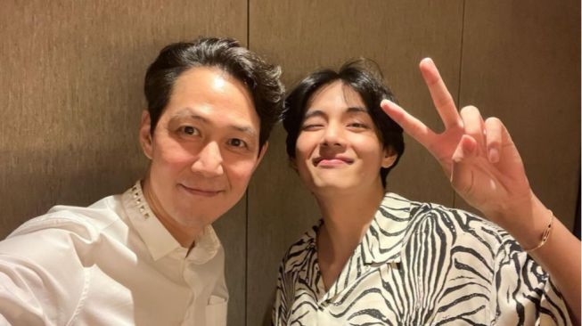 Lee Jung Jae Kembali Pamer Kedekatan dengan V BTS, Fans Makin Penasaran