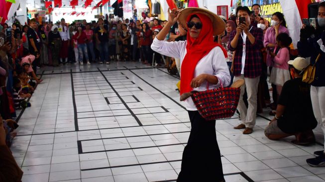 Peserta mengikuti peragaan busana Pasar Besar Madiun (PBM) Fashion Week di Pasar Besar Kota Madiun, Jawa Timur, Sabtu (20/8/2022).  ANTARA FOTO/Siswowidodo