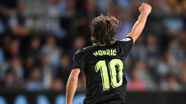 Aksi Luka Modric usai mencetak gol sensasional dari luar kotak penalti saat Real Madrid mengalahkan tuan rumah Celta Vigo, Minggu (21/8/2022) dini hari WIB dengan skor 4-1. (Foto: AFP)