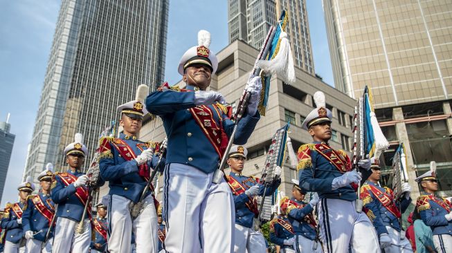 Sejumlah Taruna Akademi TNI Akmil, AAU dan AAL melakukan kirab drumband Akademi TNI di kawasan Bundaran HI, Jakarta, Minggu (21/8/2022). ANTARA FOTO/Muhammad Adimaja
