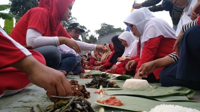 Ribuan Warga Garut Makan Bersama di Atas Daun Pisang Sepanjang 877 Meter