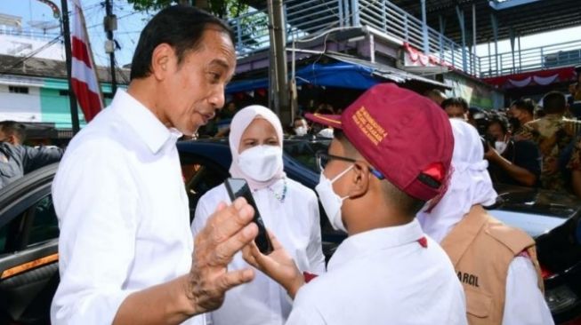 Presiden Joko Widodo dan Ibu Negara Iriana Dihampiri 2 Wartawan Cilik