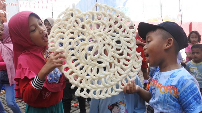 Lomba Makan Kerupuk Ukuran Jumbo