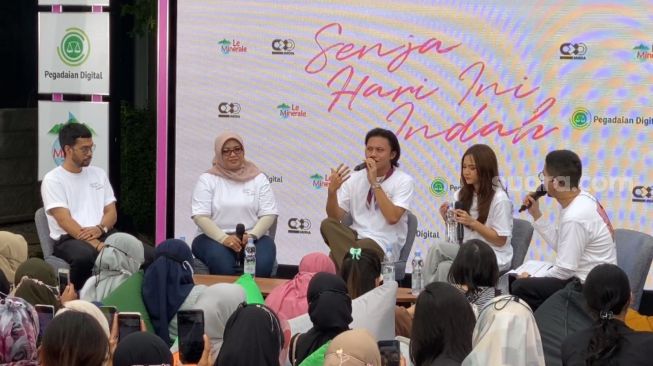 Rizky Febian dan Mahalini Raharja di kawasan Antasari, Jakarta (21/8/2022) [Suara.com/Adiyoga Priyambodo]