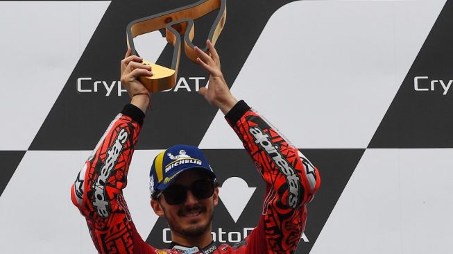 Rider Ducati Team, Francesco Bagnaia merayakan kemenangan MotoGP Austria di Sirkuit Red Bull Ring, Spielberg, Minggu (21/8/2022) WIB. [VLADIMIR SIMICEK / AFP]