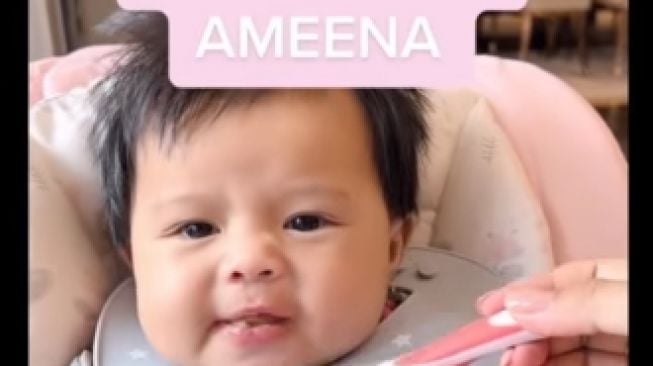 Momen Baby Ameena Pertama Kali MPASI Malah Kocak, Netizen: Malah Ngereog