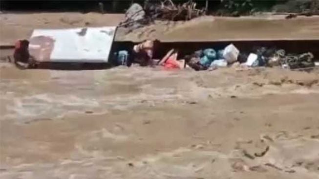 Perahu Pengantar Pengantin Terbalik lalu Tenggelam saat Lawan Arus Sungai