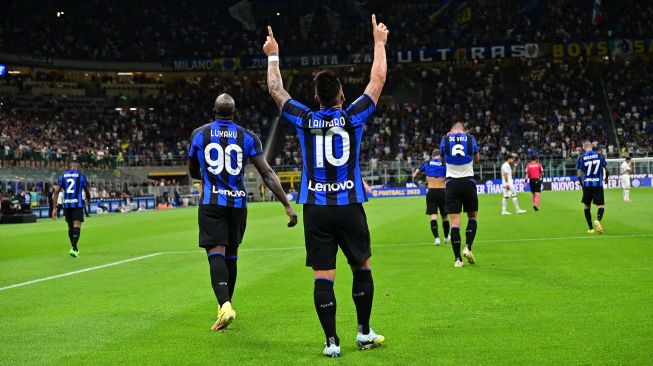 Pemain depan Inter Milan Lautaro Martinez merayakan gol pertama tim mereka dengan rekan setimnya Romelu Lukaku selama pertandingan Serie A antara Inter Milan melawan Spezia di Stadio Giuseppe Meazza, Milan, Italia, Minggu (21/8/2022) dini hari WIB.  MIGUEL MEDINA / AFP
