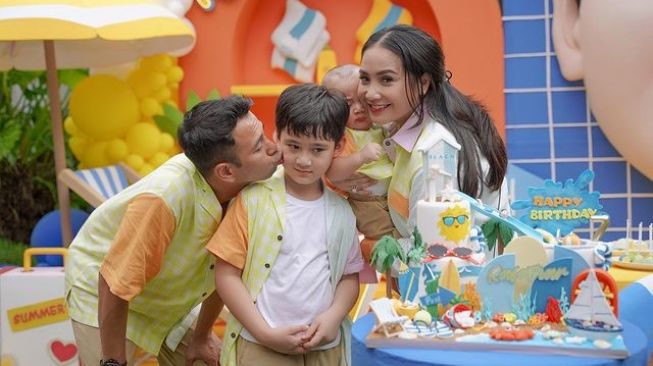 Kesabaran Rafathar Ajarkan Raffi Ahmad Bahasa Inggris Jadi Sorotan, Netizen: Sabarnya Kayak Mama Gigi