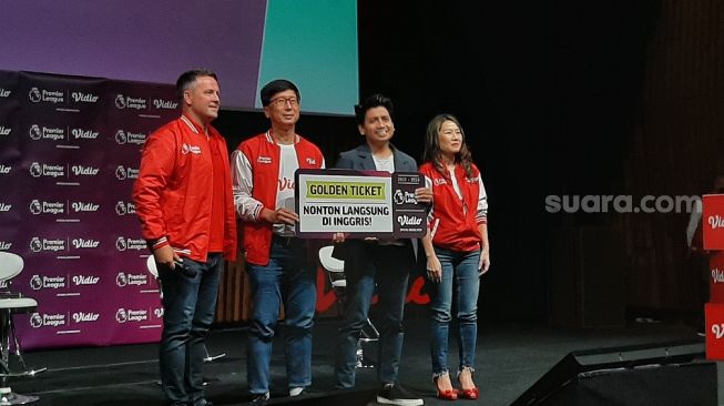 Sutanto Hartono selaku CEO Vidio, Monika Rudijono selaku managing director Vidio, dan legenda Timnas Inggris Michael Owen saat konferensi pers, Sabtu (20/8/2022) malam. (Suara.com/Adie Prasetyo Nugraha)