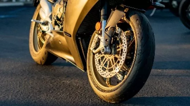 Kondisi velg yang bersih dari karat dan kerak sealant lama menentukan keberhasilan seal ban tubeless supaya tidak bocor halus