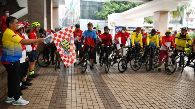 Dalam rangka HUT Ke77 Kemerdekaan Republik Indonesia, para pecinta sepeda (goweser) Bank BTN yang tergabung dalam BTN Cycling Community (BCC) menyelenggarakan gowes santai menyusuri 77 KM di wilayah DKI dengan sejumlah lokasi perkotaan dari kantor pusat BTN di Harmoni menuju PIK 2, Kelapa Gading, Cawang, Kuningan dan berakhir finish di halaman kantor pusat Bank BTN. (Dok: BTN)