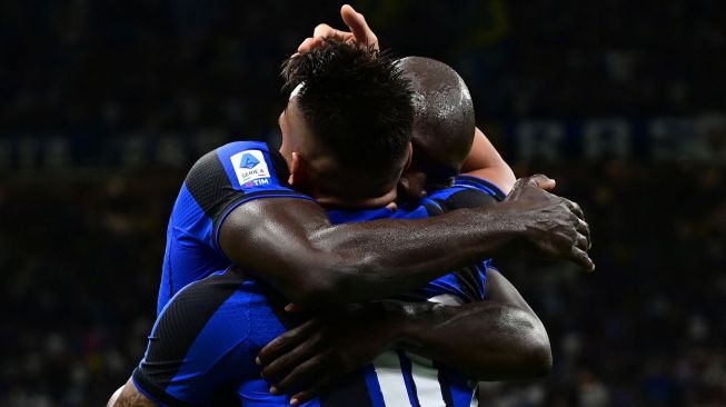 Pemain depan Inter Milan Lautaro Martinez merayakan gol pertama tim mereka dengan rekan setimnya Romelu Lukaku selama pertandingan Serie A antara Inter Milan melawan Spezia di Stadio Giuseppe Meazza, Milan, Italia, Minggu (21/8/2022) dini hari WIB.  MIGUEL MEDINA / AFP
