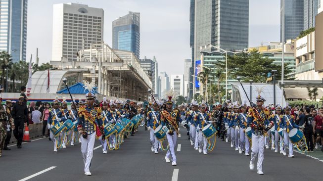 Sejumlah Taruna Akademi TNI Akmil, AAU dan AAL melakukan kirab drumband Akademi TNI di kawasan Bundaran HI, Jakarta, Minggu (21/8/2022). ANTARA FOTO/Muhammad Adimaja
