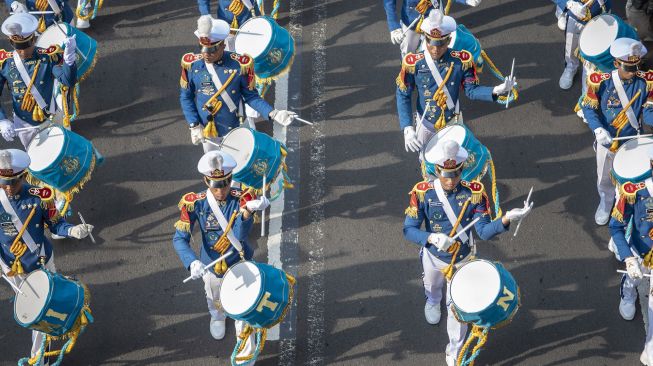 Sejumlah Taruna Akademi TNI Akmil, AAU dan AAL melakukan kirab drumband Akademi TNI di kawasan Bundaran HI, Jakarta, Minggu (21/8/2022). ANTARA FOTO/Muhammad Adimaja
