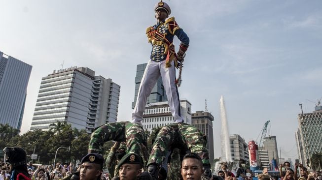 Sejumlah Taruna Akademi TNI Akmil, AAU dan AAL melakukan kirab drumband Akademi TNI di kawasan Bundaran HI, Jakarta, Minggu (21/8/2022). ANTARA FOTO/Muhammad Adimaja
