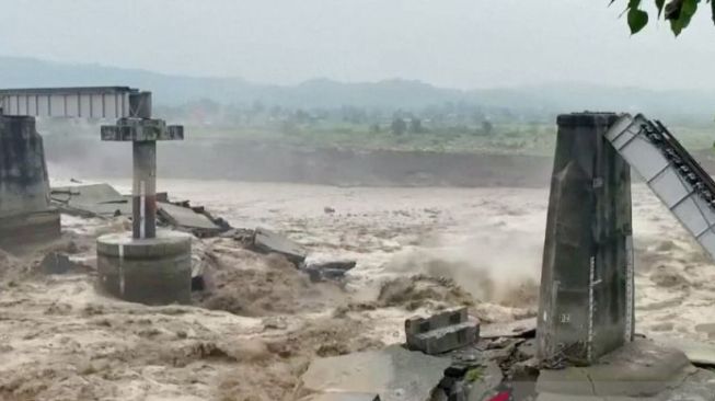 Puluhan Orang Tewas Akibat Bencana Banjir dan Tanah Longsor di India