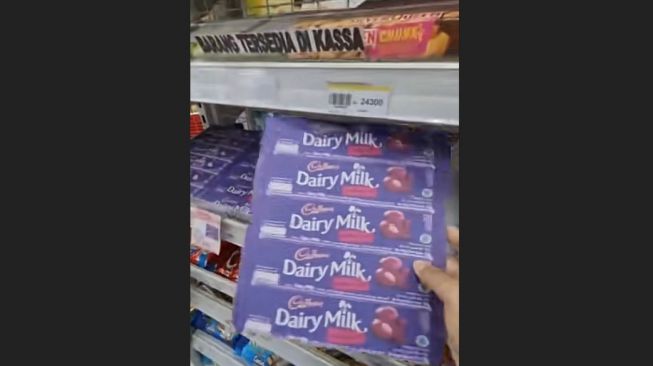 Viral Minimarket Ini Pajang Kardus Gambar Coklat di Rak, Trauma Pencurian?