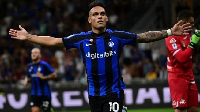 Striker Lautaro Martinez merayakan gol ke gawang Spezia di laga lanjutan Serie A Liga Italia pekan kedua di Stadion Guseppe Meazza, Minggu (21/8/2022) dini hari WIB, Inter menang telak 3-0. (Foto: AFP)