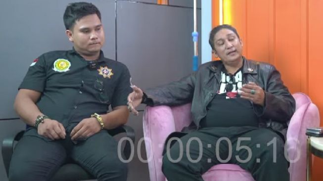 Pengacara Persatuan Dukun se-Indonesia, Firdaus menyebut Pesulap Merah dukun. [Youtube]