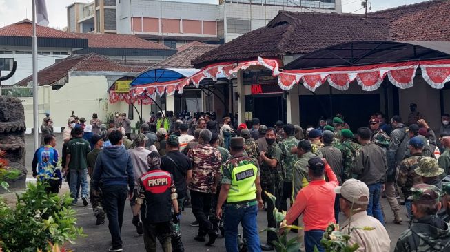 Desak Polisi Transparan dalam Kasus Pembunuhan Pensiunan Letkol TNI AD, Ratusan Purnawirawan Geruduk Polsek Lembang