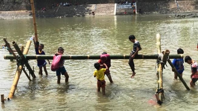 Keseruan Lomba di Sungai Banjir Kanal Barat Jadi Perhatian Warga