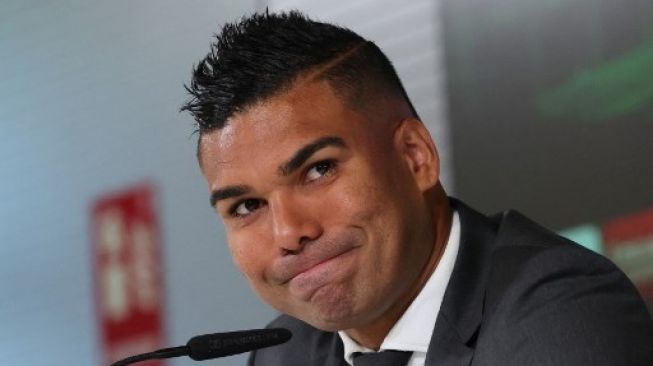 Casemiro berbicara kepada pers di Santiago Bernabeu usai acara perpisahannya dengan Real Madrid, Senin (22/8/2022). [AFP]