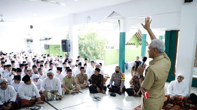 Sambangi Ponpes di Banyumas, Ganjar Dukung Program Enterpreneur Para Santri