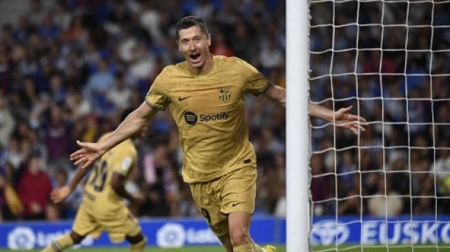 Robert Lewandowski mencetak dua gol saat Barcelona mengalahkan tuan rumah Real Sociedad di pekan kedua La Liga, Senin (22/8/2022) dini hari WIB. (Foto: AFP)