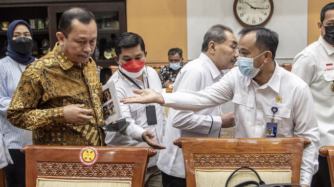 Ketua Komnas HAM Ahmad Taufan Damanik (kiri) bersiap mengikuti Rapat Dengar Pendapat (RDP) dengan Komisi III DPR di Kompleks Parlemen, Senayan, Jakarta, Senin (22/8/2022). ANTARA FOTO/Muhammad Adimaja