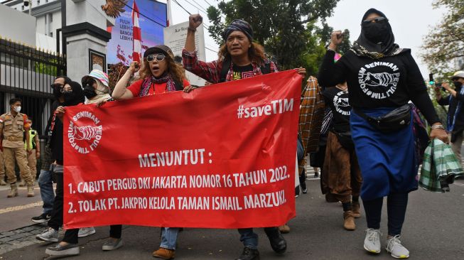 Sejumlah aktivis Forum Seniman Peduli Taman Ismail Marzuki (TIM) melakukan aksi menolak pengelolaan di Jalan Medan Merdeka Utara menuju Kantor Mahkamah Agung (MA), Jakarta, Senin (22/8/2022).  ANTARA FOTO/Aditya Pradana Putra
