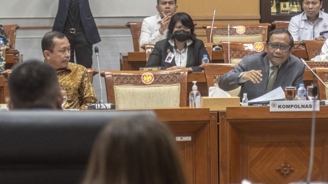 Ketua Kompolnas Mahfud MD (kanan) bersama Ketua Komnas HAM Ahmad Taufan Damanik (kiri) mengikuti Rapat Dengar Pendapat (RDP) dengan Komisi III DPR di Kompleks Parlemen, Senayan, Jakarta, Senin (22/8/2022).  ANTARA FOTO/Muhammad Adimaja