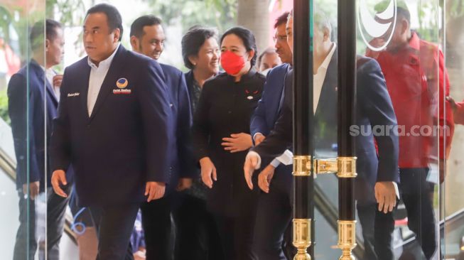 Ketua DPP PDI Perjuangan Puan Maharani (tengah) saat datang di Kantor DPP Nasdem, Gondangdia, Jakarta Pusat, Senin (22/8/2022). [Suara.com/Alfian Winanto]