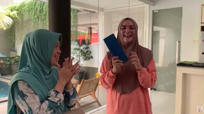 Momen Citra Kirana Beri Hadiah Umrah untuk Babysitter (YouTube/Ciky Citra Rezky)