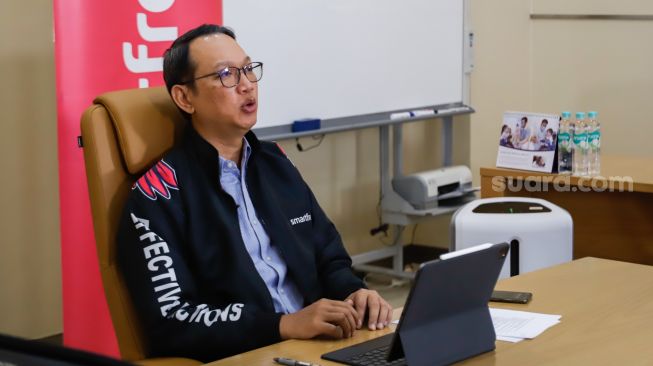 Chief Commercial Official PT Smartfren Telecom, Tbk Andrijanto Muljono saat sesi wawancara eksklusif dengan tim Suara.com di Kantor Smartfren, Jakarta Pusat, Senin (22/8/2022). [Suara.com/Alfian Winanto]