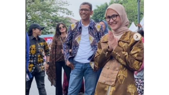 Tampil Memukau, Iti Octavia Jayabaya Catwalk di Rangkasbitung Fashion Week