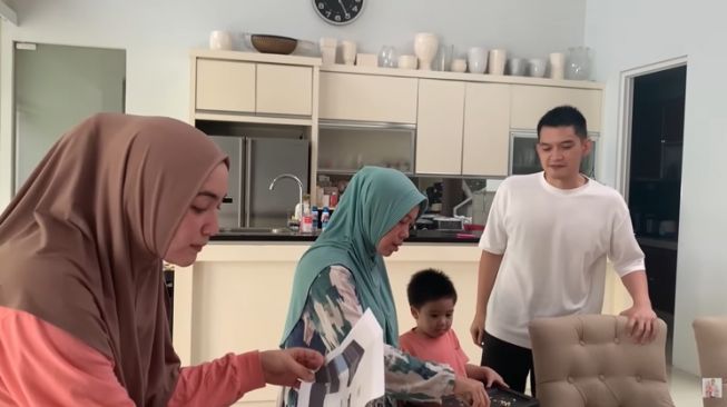 Momen Citra Kirana Beri Hadiah Umrah untuk Babysitter (YouTube/Ciky Citra Rezky)