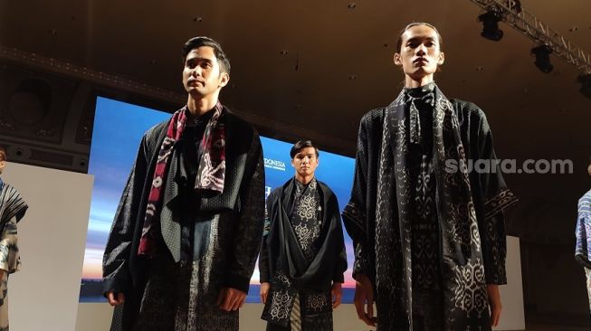 Desainer Phillip Iswardono menampilkan karya bertema "Purva Ghandy" untuk Jogja Fashion Week Trend Show 2022 "Panca Kartika" di Kamala Ballroom Sleman City Hall, Minggu (21/8/2022).