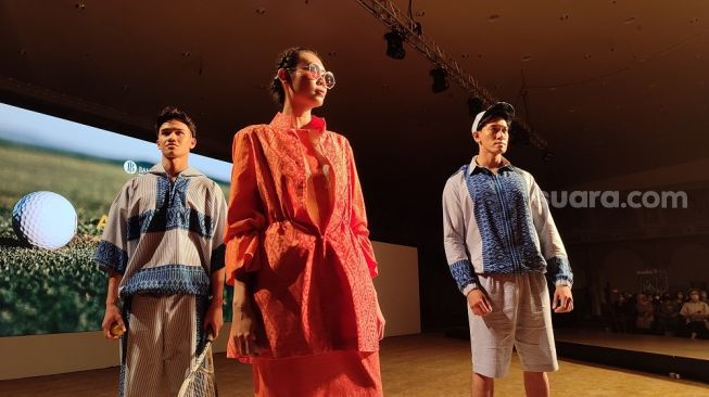 Keindahan Wastra Nusantara Berjaya di Jogja Fashion Week Trend Show 2022