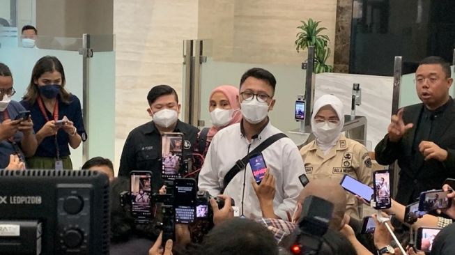 Ketua Tim Autopsi Ulang Jenazah Brigadir J, dokter forensik Ade Firmansyah memastikan bahwa korban tewas akibat lima tembakan di bagian tubuhnya. Empat peluru menembus tubuh Brigadir J. [Suara.com/Yaumal]