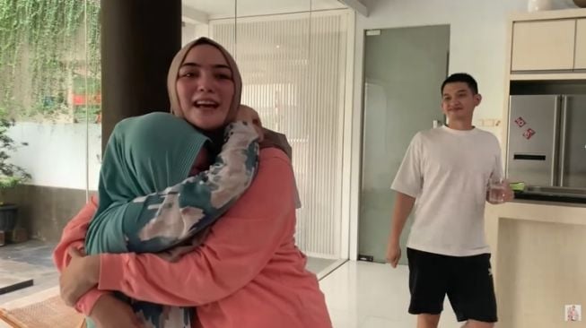 Momen Citra Kirana Beri Hadiah Umrah untuk Babysitter (YouTube/Ciky Citra Rezky)