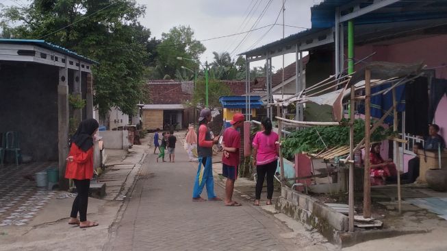 Warga Banyuwangi keluar rumah setelah merasakan gempa 5,8 Magnitudo dari Kuta Selatan, Bali pada Senin (22/8/2022). [Suara.com/Achmad Hafid Nurhabibi].