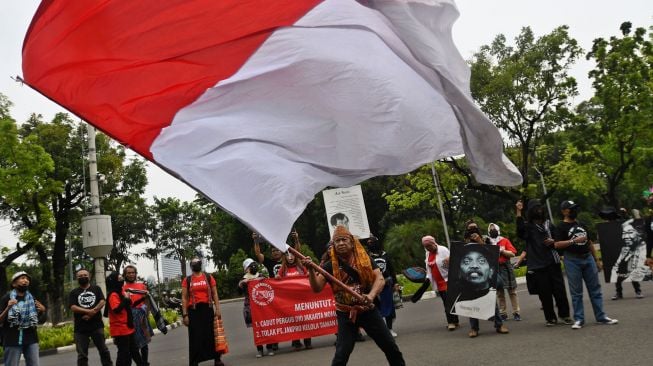 Sejumlah aktivis Forum Seniman Peduli Taman Ismail Marzuki (TIM) melakukan aksi menolak pengelolaan di Jalan Medan Merdeka Utara menuju Kantor Mahkamah Agung (MA), Jakarta, Senin (22/8/2022).  ANTARA FOTO/Aditya Pradana Putra
