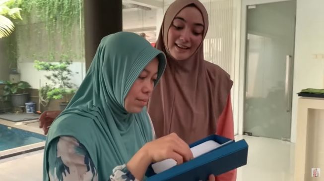 Momen Citra Kirana Beri Hadiah Umrah untuk Babysitter (YouTube/Ciky Citra Rezky)