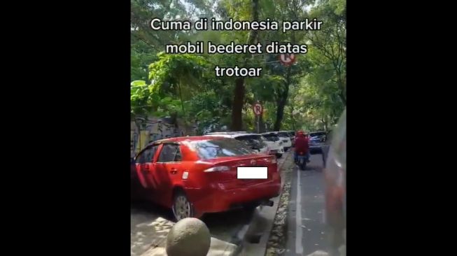 Potret Pemandangan Trotoar Jadi Tempat Parkir Puluhan Mobil, Pemotor Geleng-Geleng Kepala