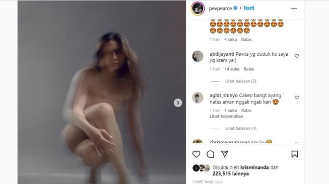 Aktris Pevita Pearce berpose di salah satu pemotretan dengan pakaian ketat dengan konsep hasil foto yang diblur. (Instagram/@pevpearce)