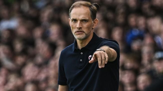 Gestur manajer Chelsea, Thomas Tuchel pada laga Liga Inggris kontra Leeds United di Elland Road, Minggu (21/8/2022) malam WIB. [PAUL ELLIS / AFP]