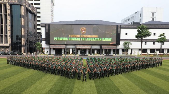 Lulusan taruna Akmil dan Sepa PK 2022 itu menjalani prosesi penciuman panji TNI AD "Kartika Eka Paksi" di Mabes AD, Jakarta, Senin (22/8/2022). (Kadispenad)